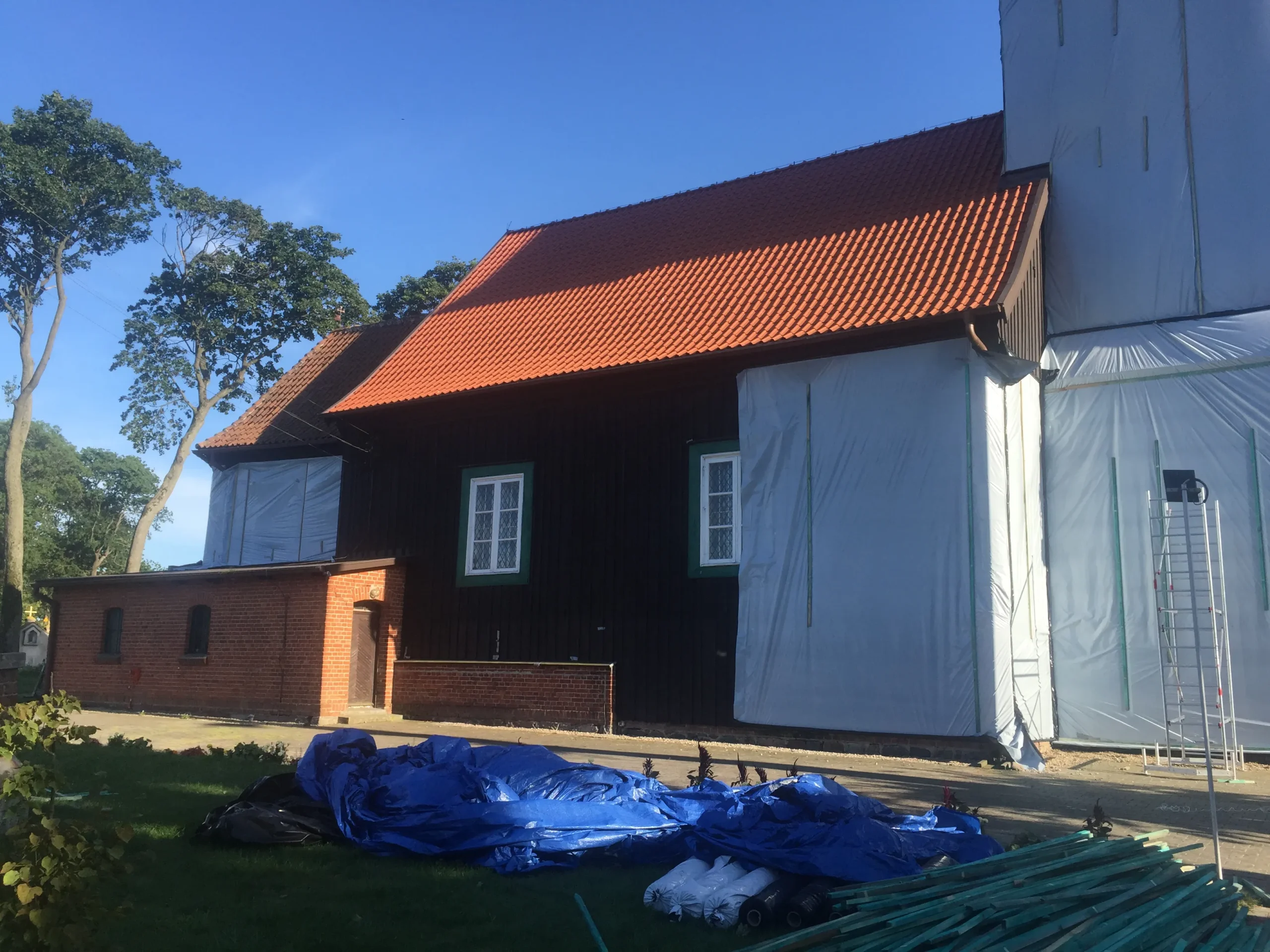 kości&oacute;ł częściowo przykryty folią