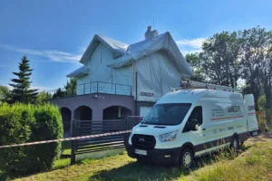 bus ekipy corneco na tle domu podczas gazowania