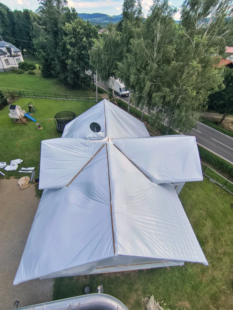 dach przykryty folia fumigacja