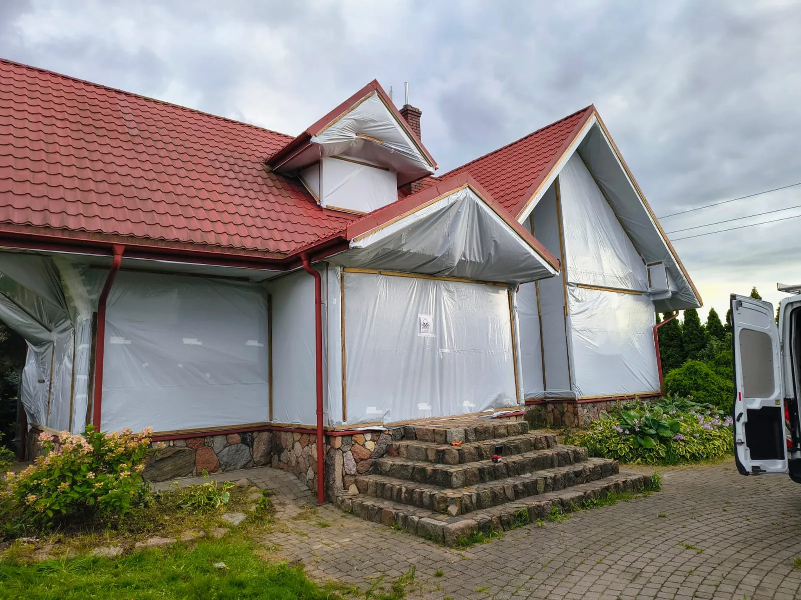 dom przykryty do fumigacji folią siedlce