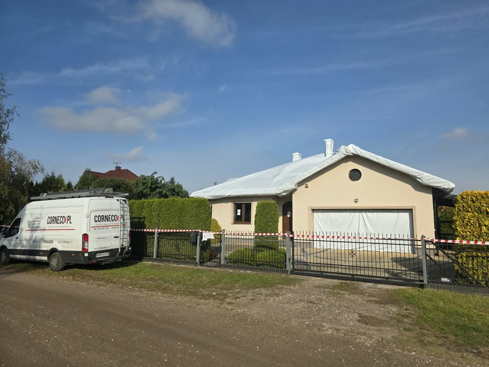 Fumigacja domu w Niemczu pod Bydgoszczą, dom pod folią gazoszczelną i samochód ekipy Corneco
