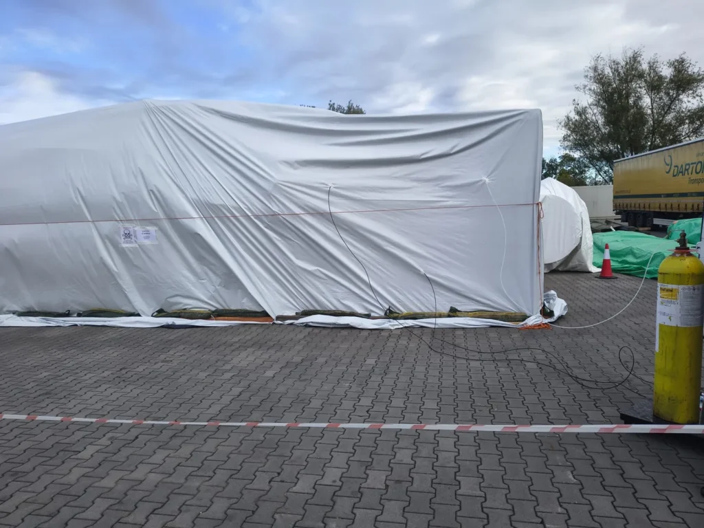 Butla ProFume podłączona do namiotu gazoszczelnego nad łodzią